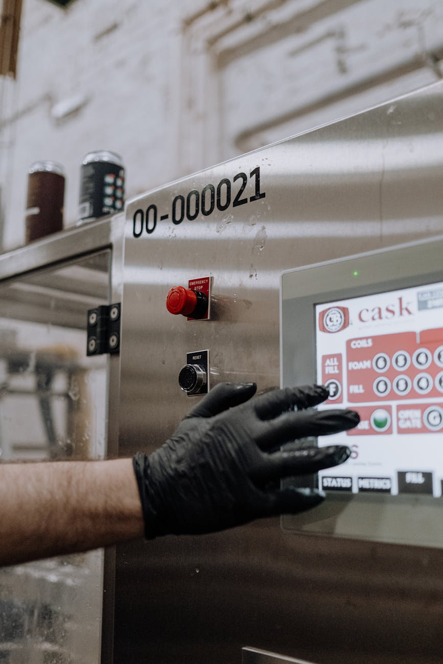 Real-time production monitoring system with machine status indicators